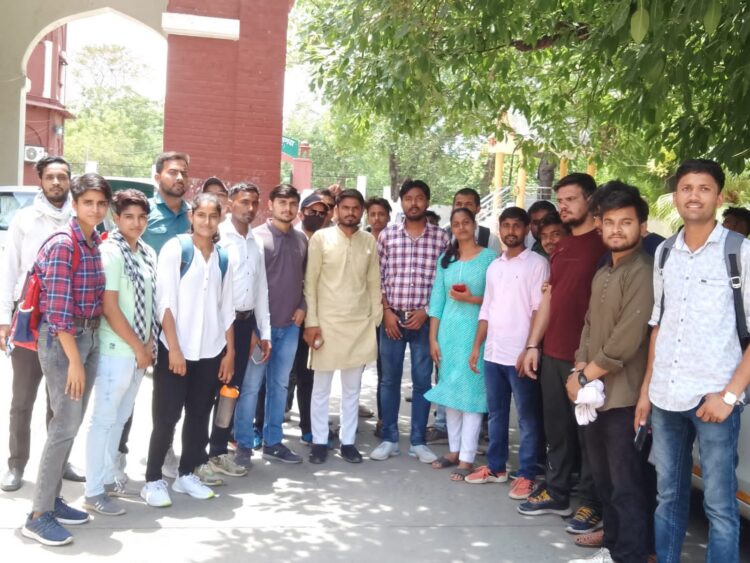 विद्यार्थी परिषद के पदाधिकारियों ने किया विश्वविद्यालय में प्रदर्शन