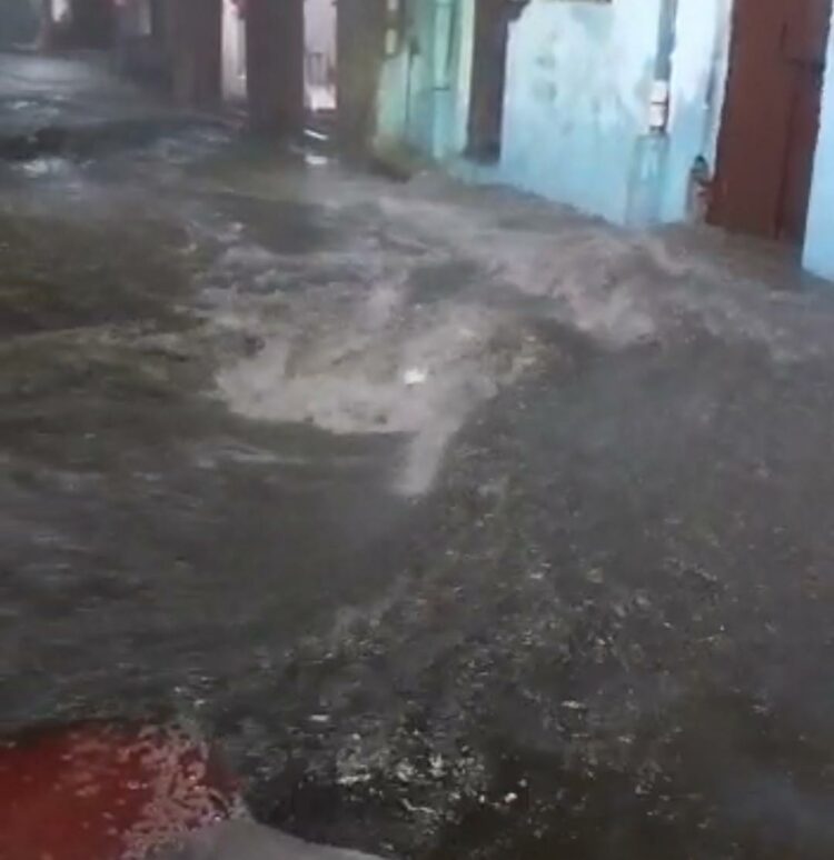 तेज आंधी और तूफान के साथ बारिश, कई जगह जल-भराव