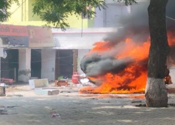 अग्निपथ योजना के विरोध में पूरे दिन चला बवाल, एडीजी की गाड़ी सहित कई गाड़ियों में तोड़फोड़ और आगजनी