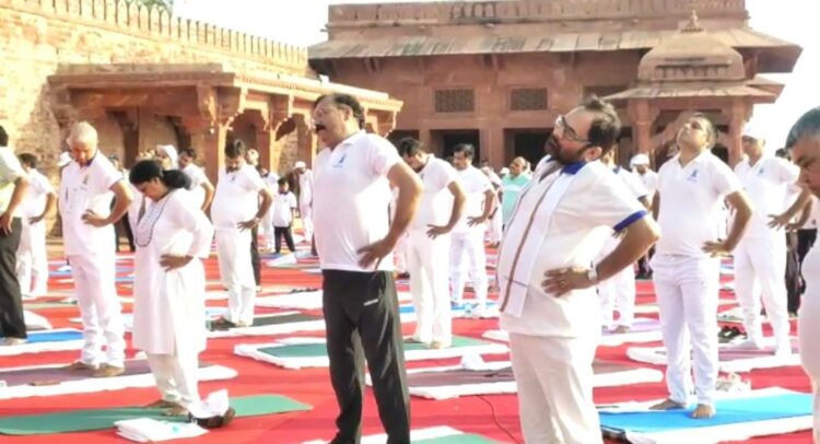 सीकरी के पंच महल से लेकर शहर के एकलव्य स्टेडियम तक 250 स्थानों पर हुआ योग