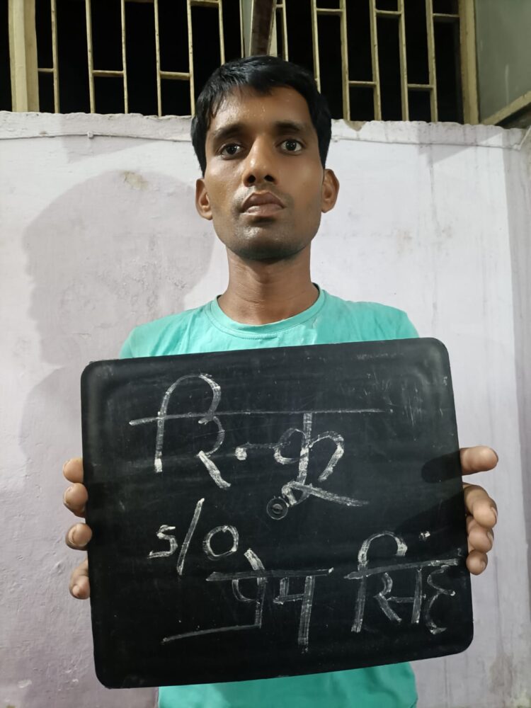 चौकीदार ने की दुकान से साड़ियां चोरी, पकड़ा