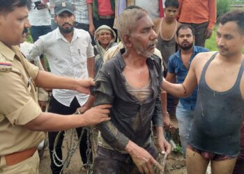 दलदल में फंसे वृद्ध को पुलिसकर्मी ने जान पर खेलकर बचाया