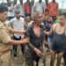 दलदल में फंसे वृद्ध को पुलिसकर्मी ने जान पर खेलकर बचाया