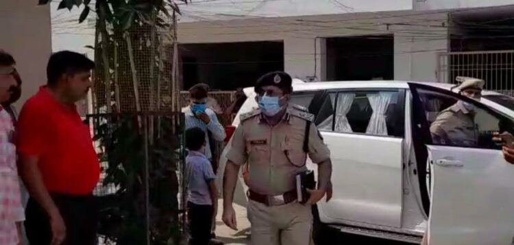 बेरोजगारी को लेकर पति-पत्नी और 8 साल की बेटी फांसी के फंदे पर लटके