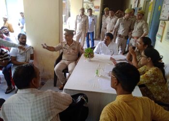रकाबगंज थाने में वाहनों की नीलामी में बोली लगाने को जुटी भीड़