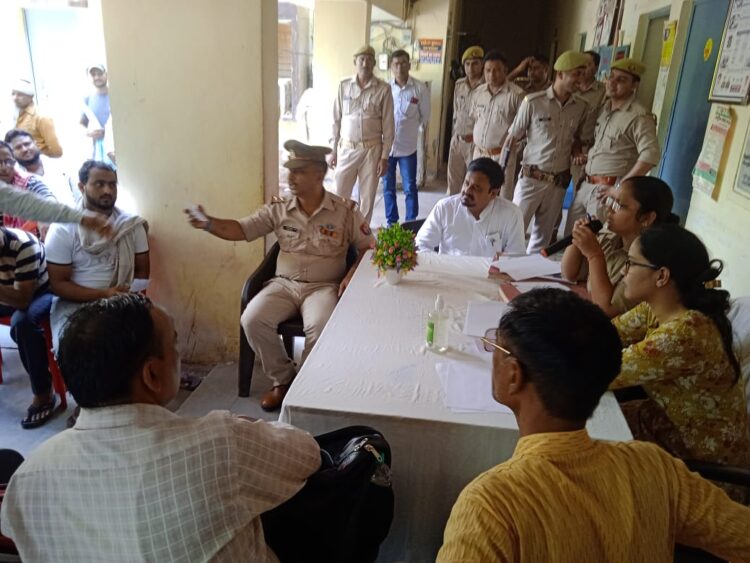 रकाबगंज थाने में वाहनों की नीलामी में बोली लगाने को जुटी भीड़