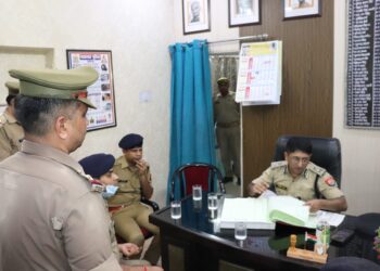 रकाबगंज थाने में अचानक निरीक्षण पर पहुंचे आईजी