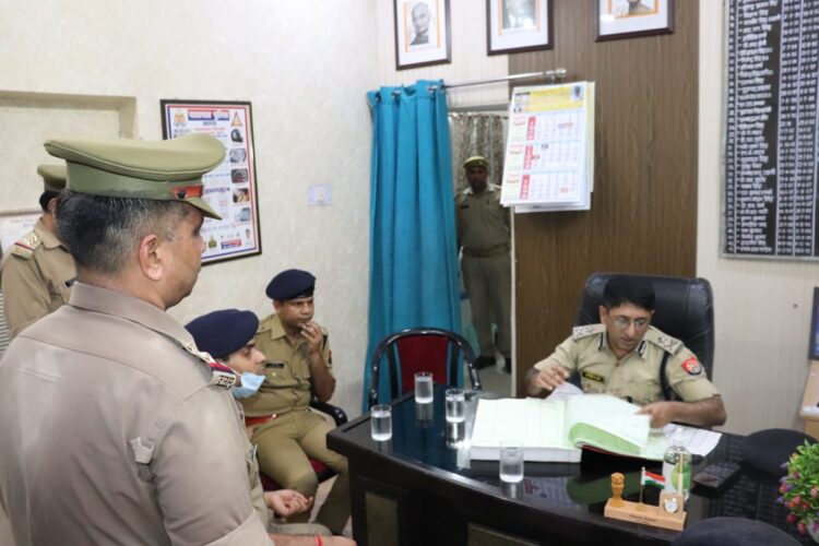 रकाबगंज थाने में अचानक निरीक्षण पर पहुंचे आईजी