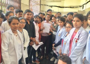 बीएचएमएस द्वितीय और तृतीय वर्ष की परीक्षा में 70 फीसदी से अधिक छात्र फेल, हंगामा