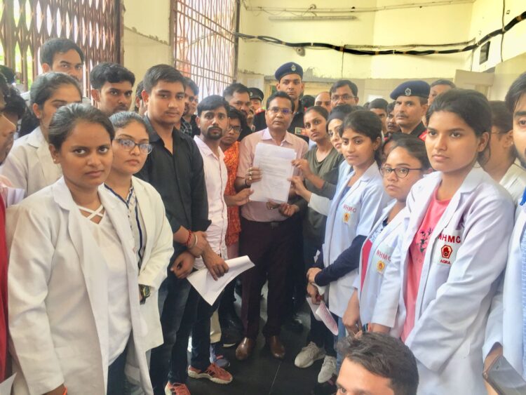 बीएचएमएस द्वितीय और तृतीय वर्ष की परीक्षा में 70 फीसदी से अधिक छात्र फेल, हंगामा