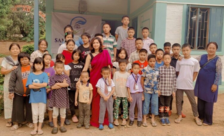 अनाथालय में जाकर बच्चों को बांटी राहत सामग्री