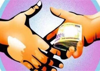 रिश्वत लेने पर दो पुलिसकर्मियों के खिलाफ मुकदमा दर्ज