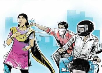 एत्माद्दौला थाने से 20 मीटर की दूरी पर बदमाशों ने युवती की चेन लूटी, पकड़ने के प्रयास पर की फायरिंग