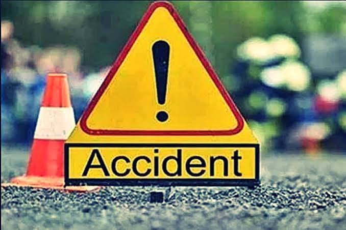 आगरा-जयपुर हाईवे पर पलटी बस, 6 लोग हुए घायल