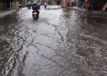 सिर्फ 15 मिनिट पड़ी तेज बारिश से शहर बना ताल तलैया