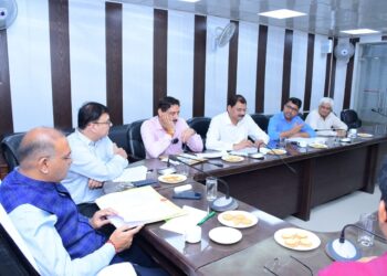 कुलपति के सामने प्रोफेसर ने कहा- यहां चार-चार वीसी बने हुए हैं…