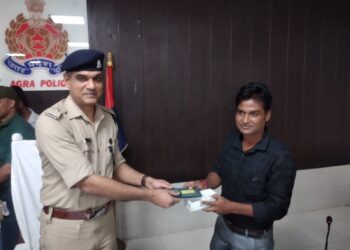 पुलिस ने बरामद किए 57 मोबाइल, पीड़ितों के खिले चेहरे