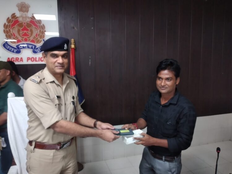 पुलिस ने बरामद किए 57 मोबाइल, पीड़ितों के खिले चेहरे