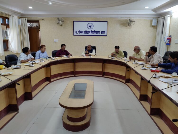 आइक्यूएसी की बैठक में प्रभारी के नहीं पहुंचने को लेकर कुलपति हुए आग बबूला