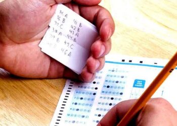 आगरा, फिरोजाबाद, मथुरा में सिर्फ 13 कॉलेज ही पकड़े गए नकल में, नकल के गढ़ मैनपुरी में एक भी नहीं