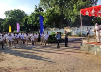 हाथों में तिरंगा लेकर दौड़े पुलिसकर्मी