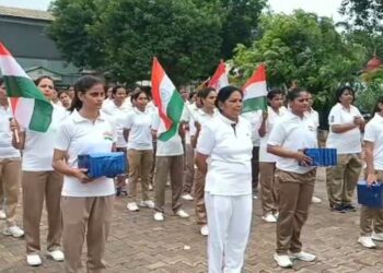 आज सुबह सड़कों पर दौड़ी महिला पुलिसकर्मी