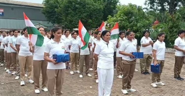 आज सुबह सड़कों पर दौड़ी महिला पुलिसकर्मी