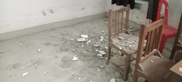 विश्वविद्यालय में क्लास चलने के दौरान आईएसएस की छत का प्लास्टर गिरा