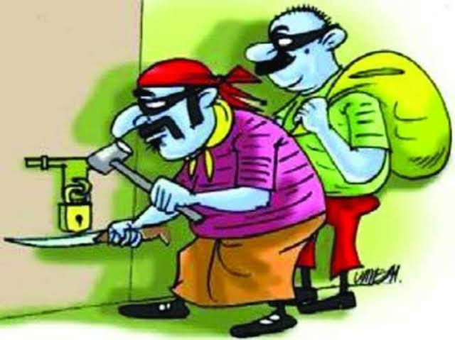 हरीपर्वत में कपड़ा कारोबारी के घर में लाखों रुपए की चोरी