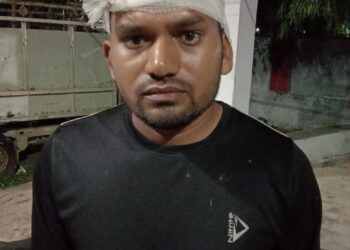 भरे बाजार में दुकानदार के साथ मारपीट कर चेन लूटी