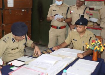 आईजी ने किया पुलिस कार्यालय और लाइन का निरीक्षण