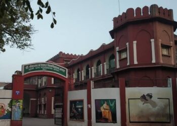 विश्वविद्यालय के छलेसर कैंपस में आज पार्क किनारे पड़े मिले कॉपियों के दो बंडल