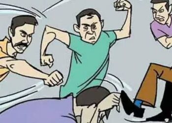 चांदी कारोबारी ने पूर्व कर्मचारी पर चोरी का इल्जाम लगाकर गर्दन पर रखी गरम रोड