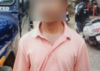 ब्रांडेड कंपनी के नाम से बेच रहे थे नकली यूनिफॉर्म, एक दबोचा