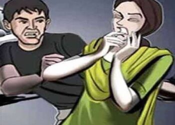 डाउनटाउन कैफे में डांस करती महिला से छेड़छाड़