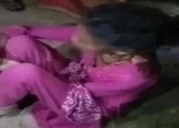 बच्चा चोरी होने के शक में ग्रामीणों ने महिला को पीटा