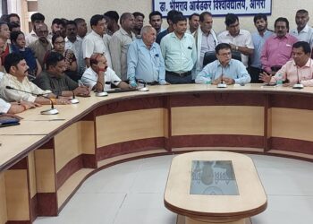 कर्मचारियों की हुंकार के बाद विवि प्रशासन बैकफुट पर, परीक्षा विभाग नहीं होगा शिफ्ट