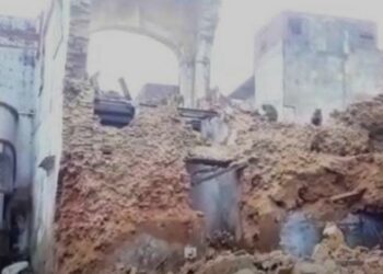 ताज प्रेस क्लब की बिल्डिंग का एक हिस्सा बारिश से गिरा