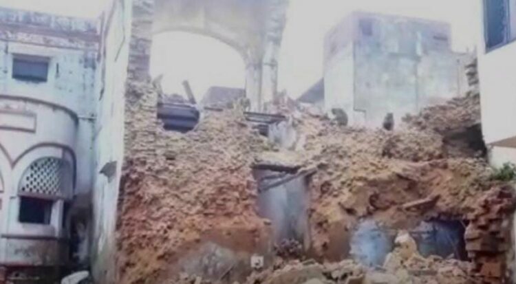 ताज प्रेस क्लब की बिल्डिंग का एक हिस्सा बारिश से गिरा