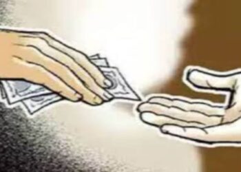 लेखपाल रिश्वत लेते हुए पकड़ा गया