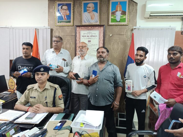 चोरी और लूटे गए मोबाइल वापस पाकर खिले चेहरे