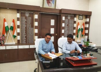 नवागत जिलाधिकारी नवनीत चहल ने लिया चार्ज