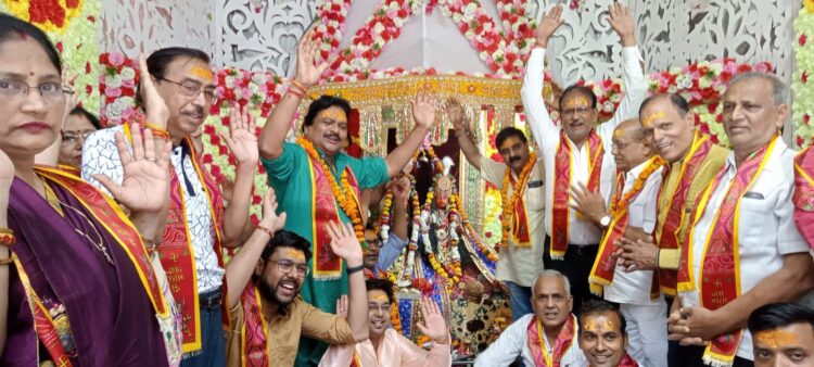 मिथिला नगरी में 100 फुटा रोड पर हजारों भक्तों का मन मोह रही राजराजेश्वरी राजलक्ष्मी श्री कैला मैया की भव्य झाँकी