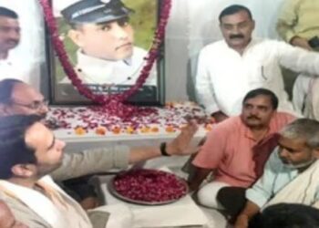 खेरागढ़ में शहीद के घर पर पहुंचे लोकदल के मुखिया जयन्त चौधरी