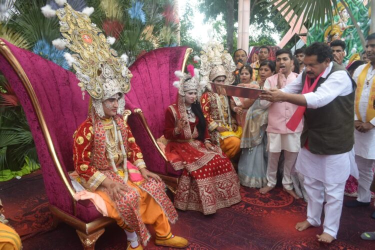 सजा दो घर को फूलों से, मेरे घर राम आए हैं..