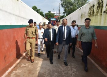 जिला जज, डीएम और एसएसपी ने किया सेंट्रल और जिला जेल का निरीक्षण