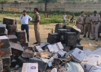 एत्मादपुर पुलिस ने नष्ट कराई 5600 लीटर शराब