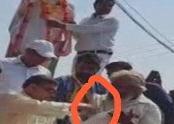 किसान की झोली में विधायक ने डाले 50 रुपये, हंगामा