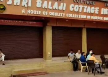 रोजी-रोटी पर संकट आता देखकर दुकानदारों ने किया विरोध प्रदर्शन