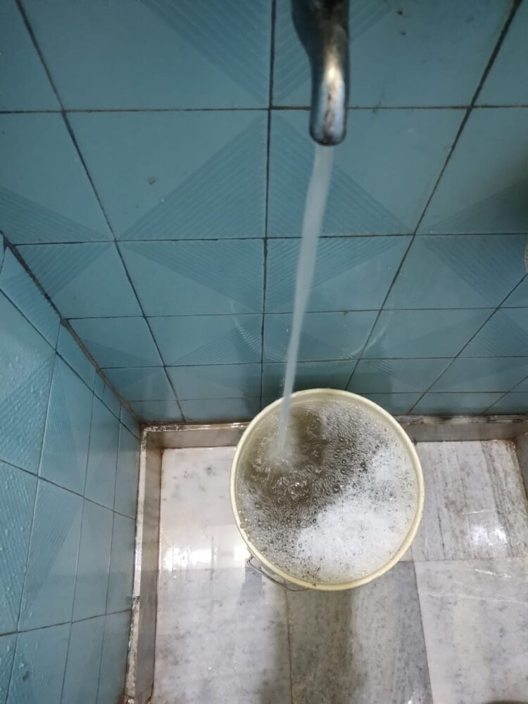 गंगाजल की जगह आ रहा है गंदा और बदबूदार पानी